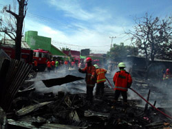 5 Bangunan Semi Permanen di Jalan Kapau Sari Pekanbaru Ludes Dilalap Api